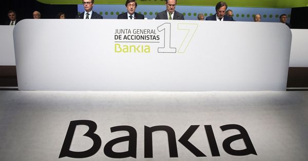 Foto: El presidente de Bankia, Jose Ignacio Goirigolzarri (2i), durante la junta de accionistas de la entidad. (EFE)