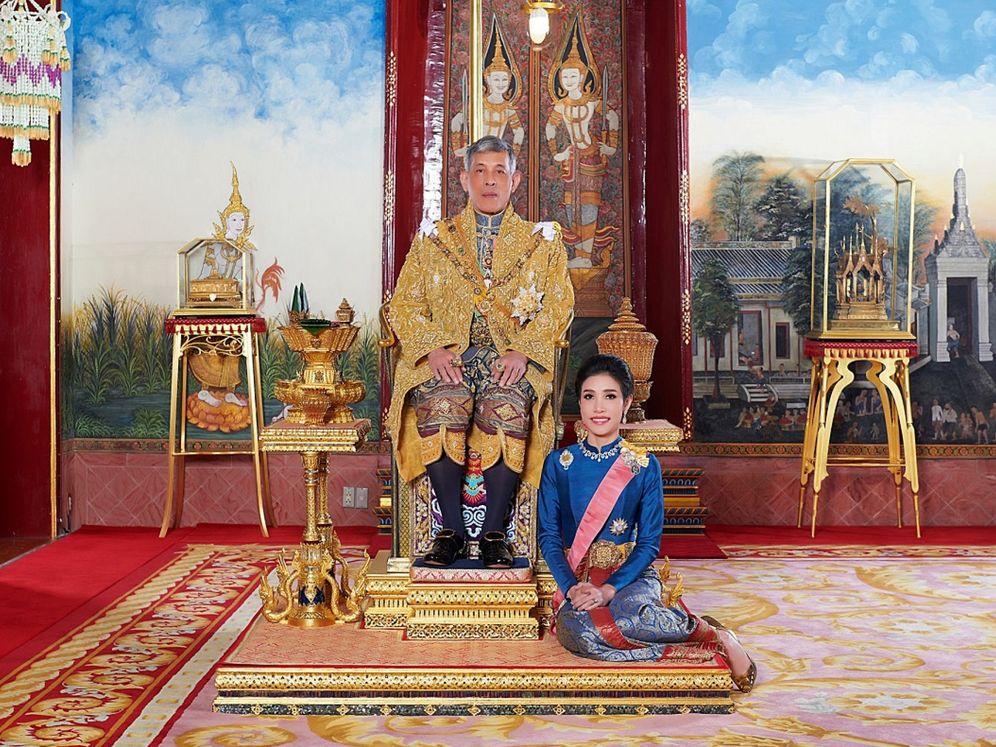 Foto: El rey de Tailandia, con la consorte ahora repudiada. (Reuters)