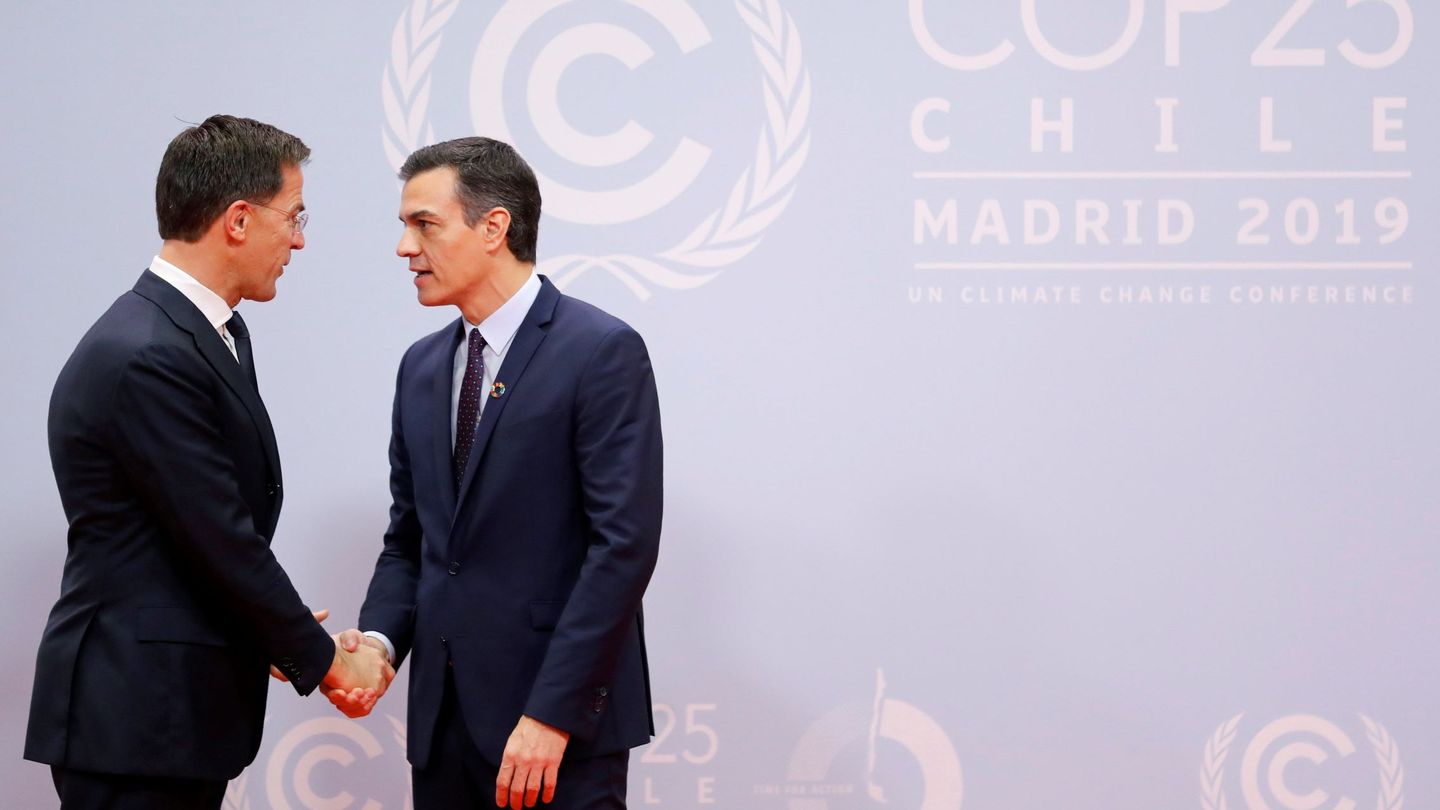 Pedro Sánchez saluda al primer ministro holandés, Mark Rutte, el pasado 2 de diciembre de 2019, a su llegada a la COP25, celebrada en Madrid. (EFE)