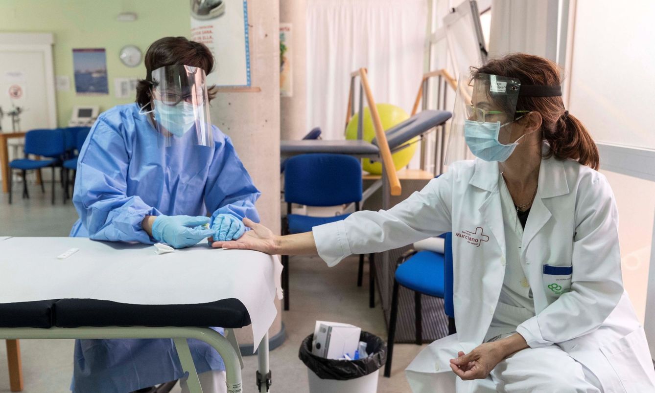 Una enfermera toma muestras de sangre a una compañera para realizarle un test rápido de coronavirus en el centro de salud del Carmen, Murcia. (EFE)