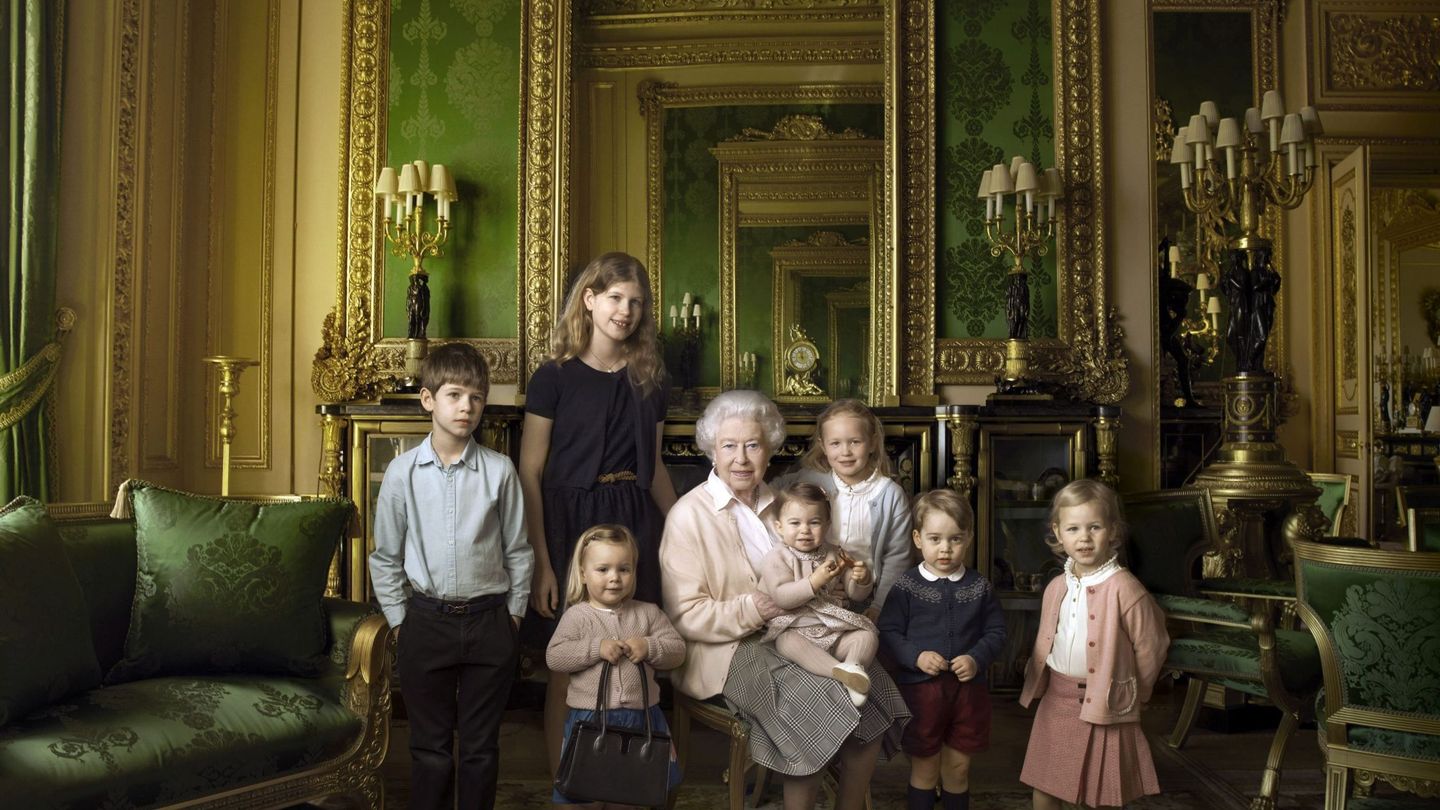 La reina Isabel, en un posado oficial por su 90 cumpleaños con sus bisnietos y sus nietos pequeños. (EFE)
