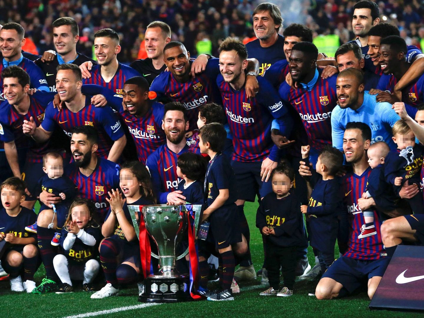 Los jugadores del Barça, con la copa de campeones de Liga. (EFE)