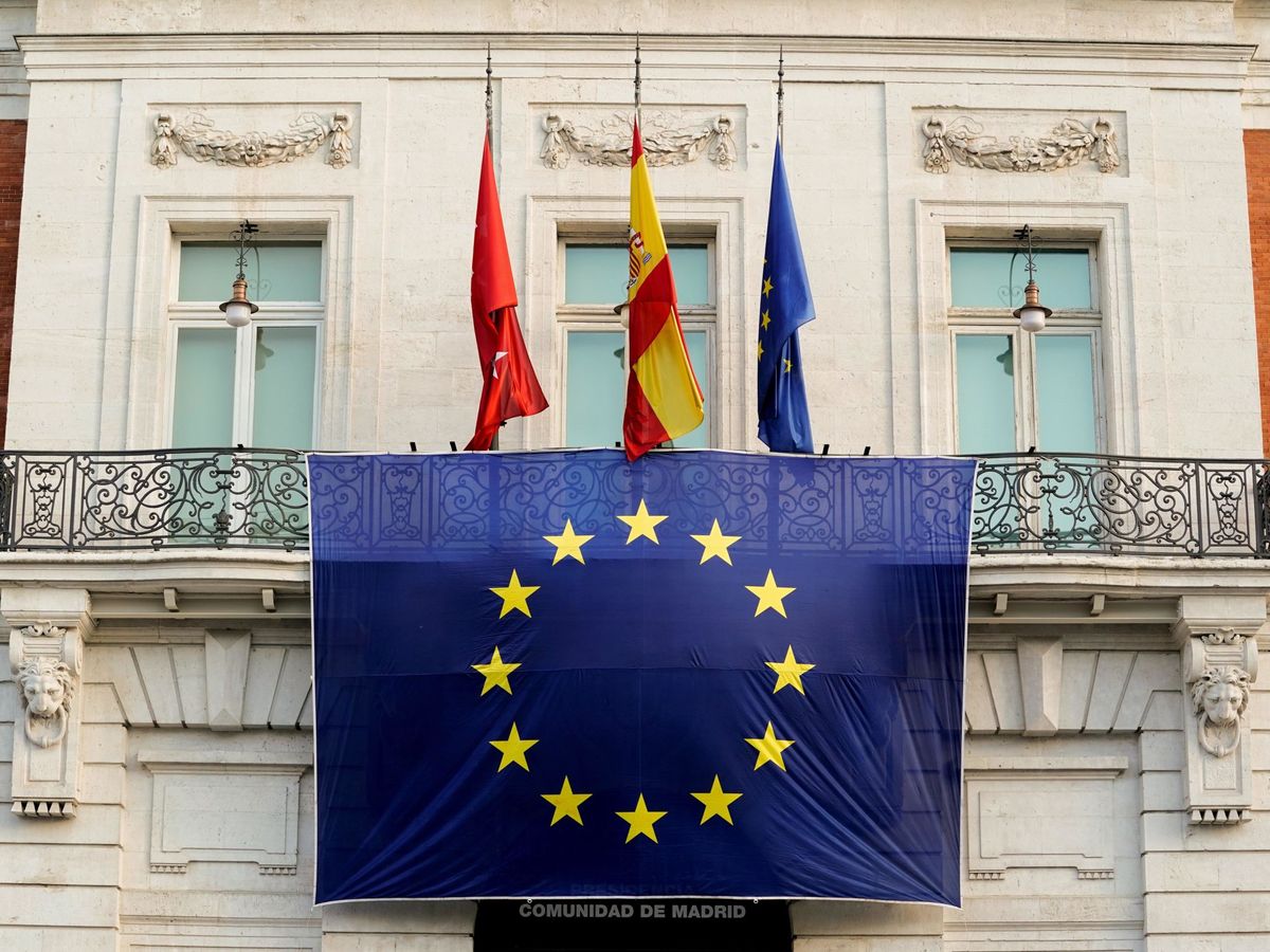 Foto: Una bandera de Europa preside la fachada de la Real Casa de Correos, situada en Madrid. (EFE/Comunidad de Madrid)