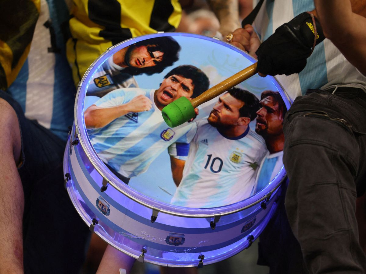 Foto: Un aficionado de la albiceleste en el Mundial de Qatar 2022. REUTERS/Amanda Perobelli