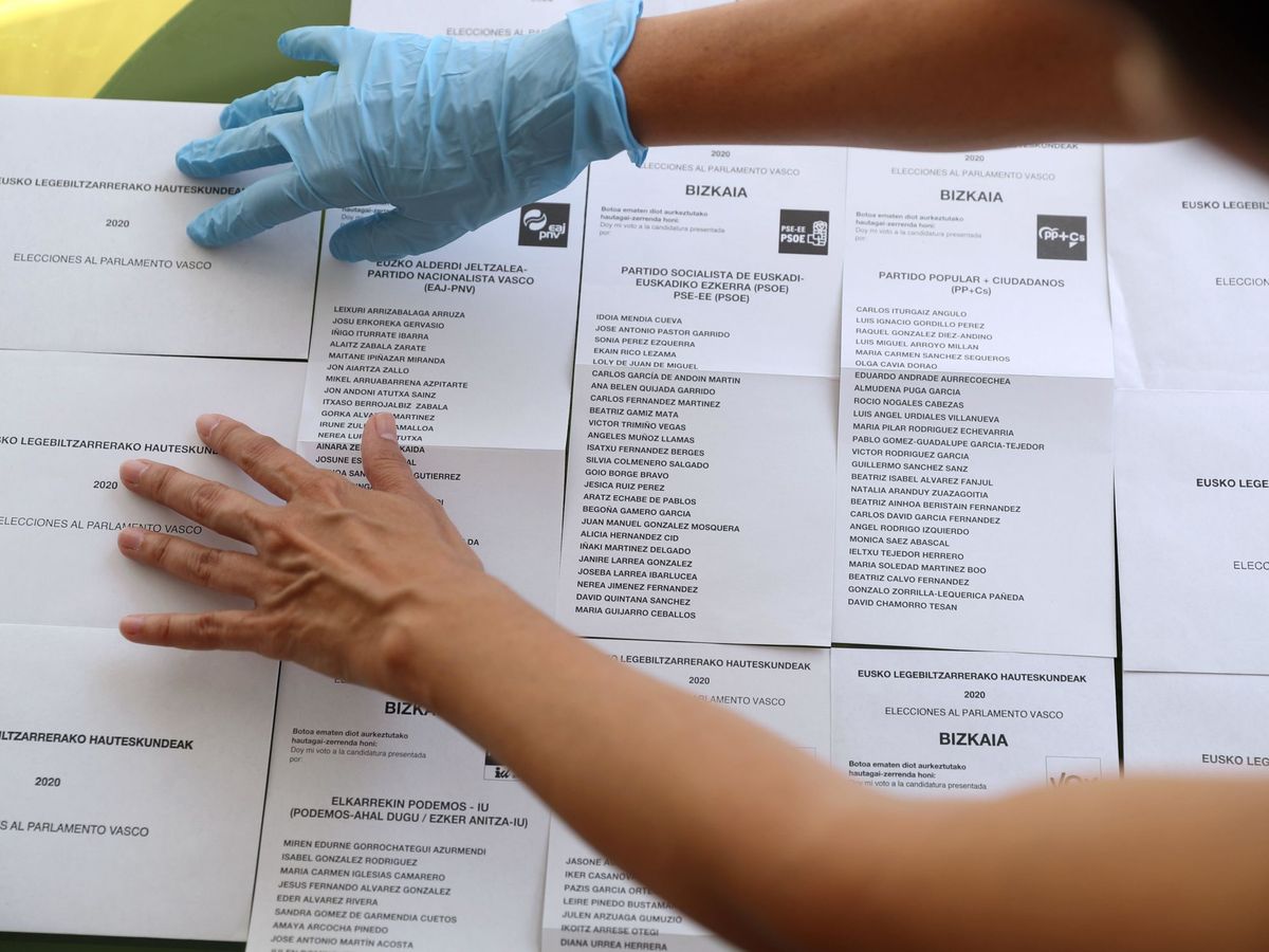 Foto: Sobres y papeletas para depositar el voto al Parlamento Vasco, de cara al próximo domingo 12 de julio. (EFE)