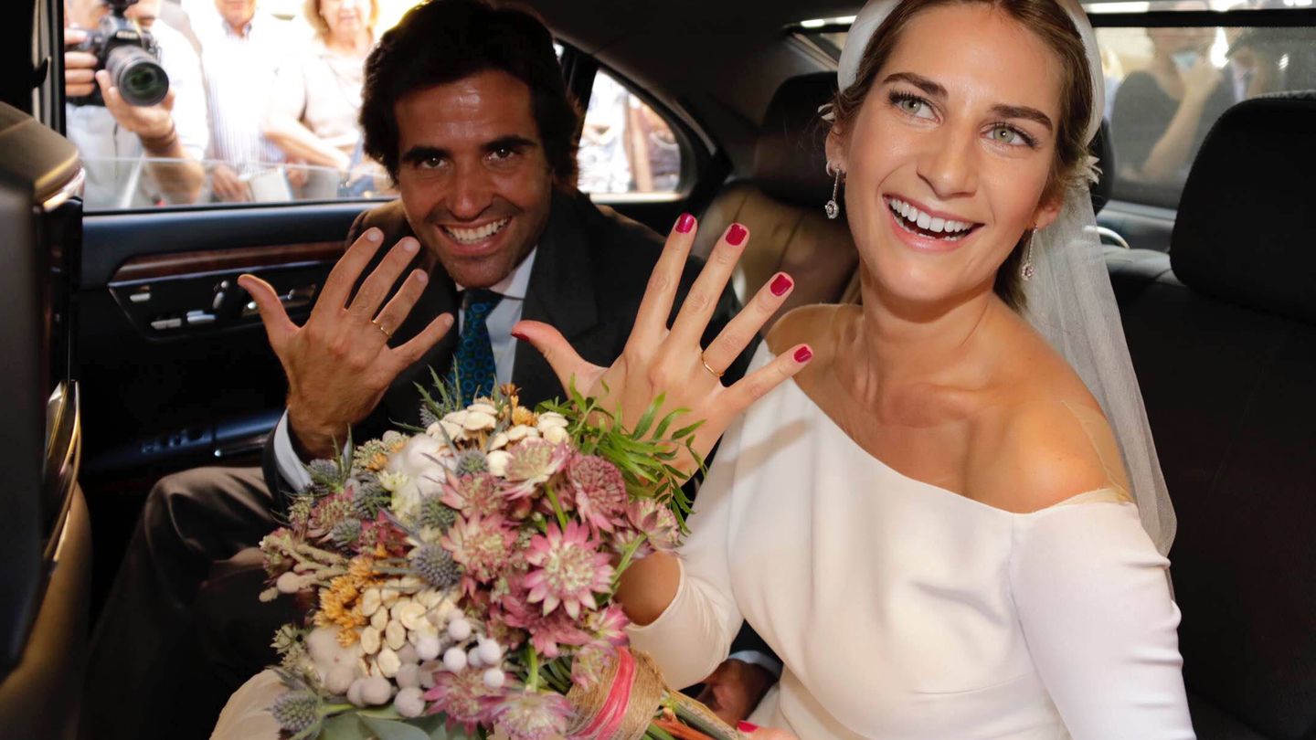 Sibi Montes y Álvaro Sanchís muestran sus anillos. (Gtres)