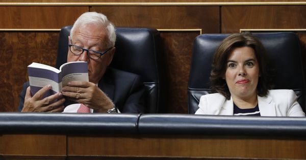 Foto: El exministro de Asuntos Exteriores José Manuel García-Margallo y la exvicepresidenta del Gobierno Soraya Sáenz de Santamaría. (EFE)