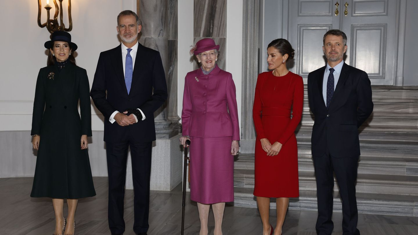 La familia real danesa recibe a los Reyes de España. (EFE/Juanjo Martín)
