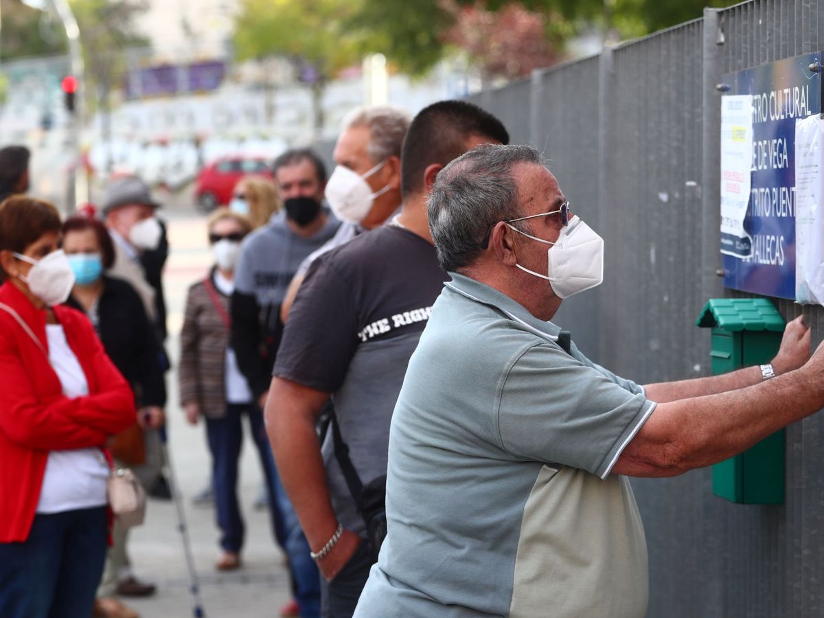 Foto: Gente esperando los test masivos en un barrio de Madrid. (Reuters)