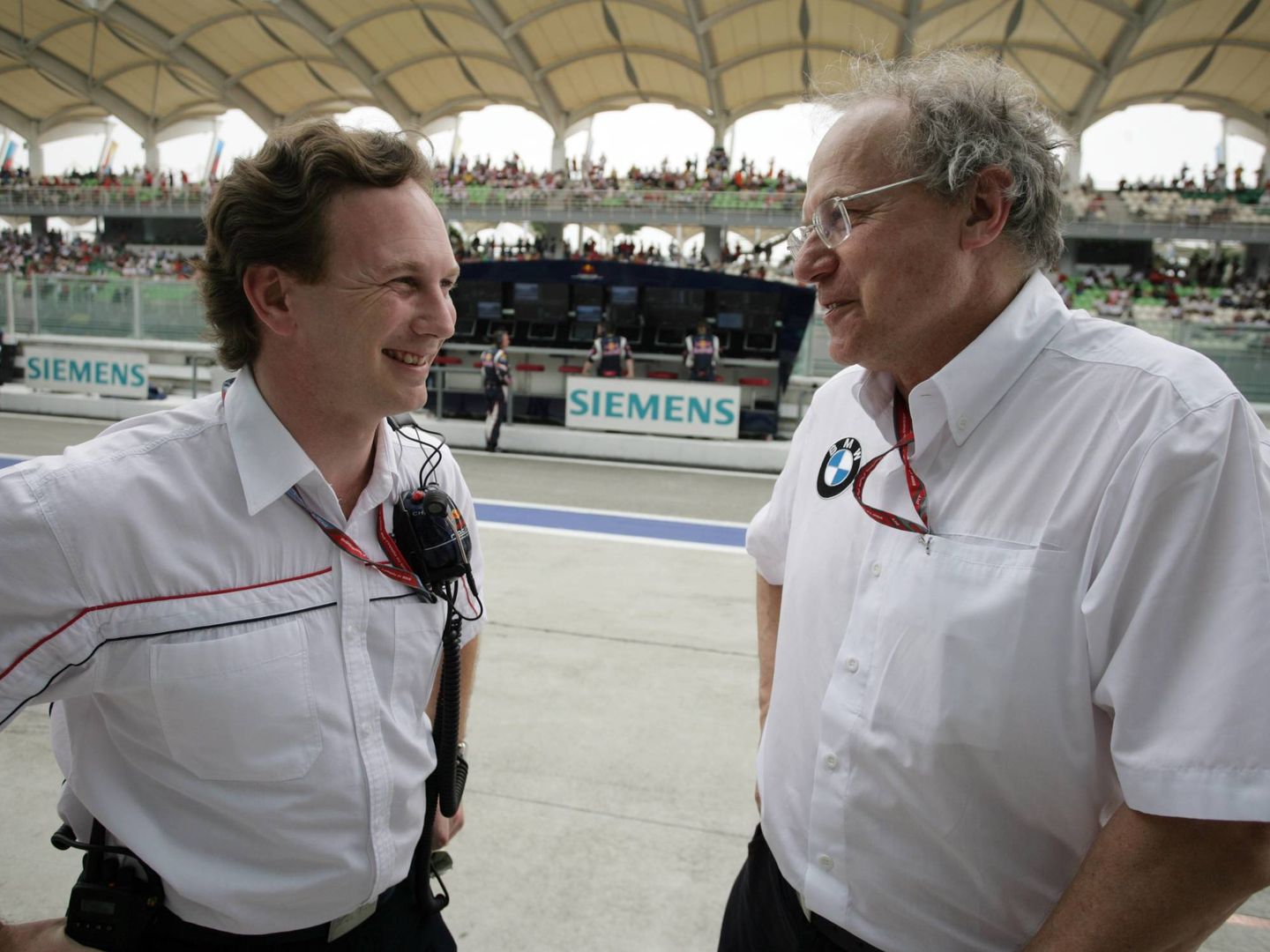 Burkhard Göschel (d) charla con Christian Horner durante el GP de Malasia de 2006. Por aquel entonces Göschel trabajaba para BMW. (Imago)