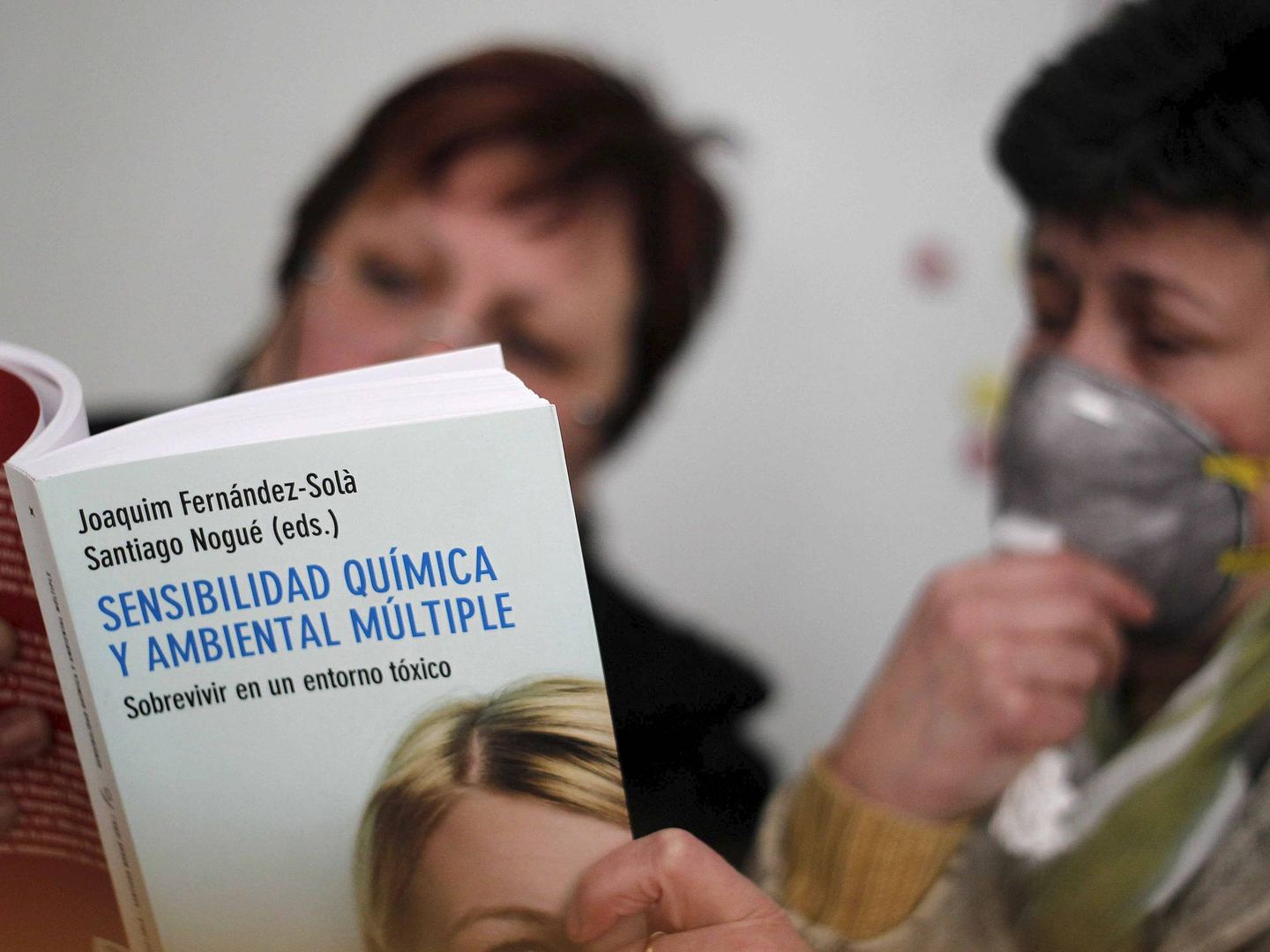 Josefa Lucena López lee un libro sobre su enfermedad. (EFE)
