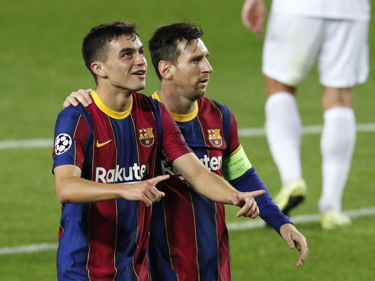 Foto: Pedri y Messi celebran un gol en un partido del Barcelona. (EFE)