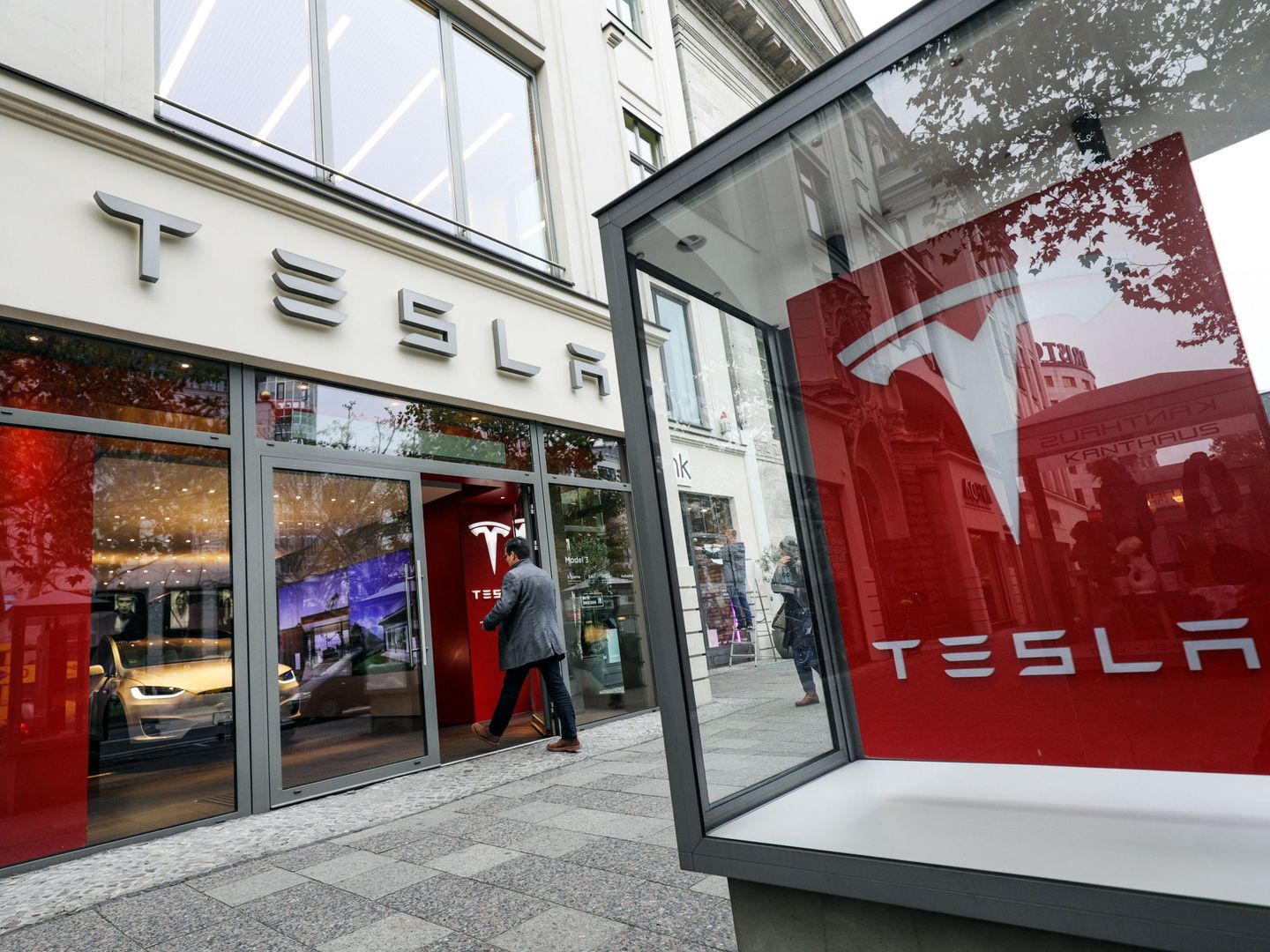 Una de las tiendas físicas de Tesla. (Reuters)
