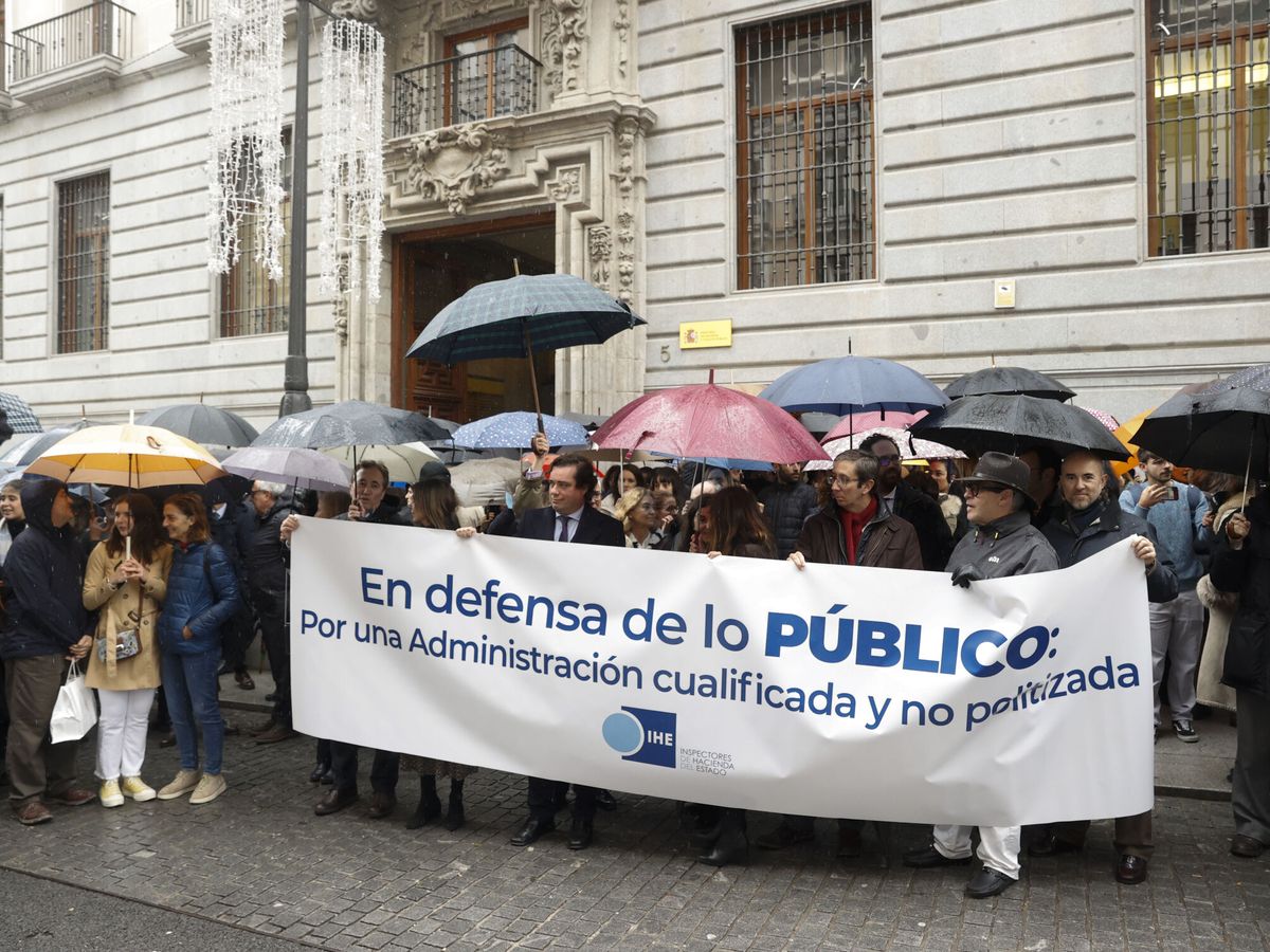 Foto: Manifestación de los inspectores de Hacienda el pasado mes de diciembre. (Efe/Juan Carlos Hidalgo)