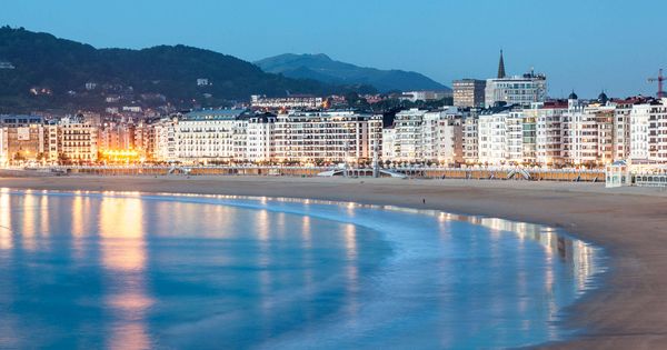 Foto: Playa de La Concha en San Sebastián, donde está la casa del jugador de la Real. (IStock)