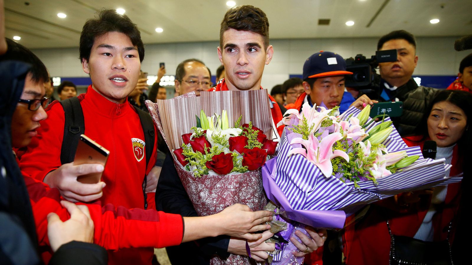 Foto: Oscar, a su llegada a Shnaghái el 2 de enero tras fichar por el Shanghai SIPG (Aly Song/Reuters)  