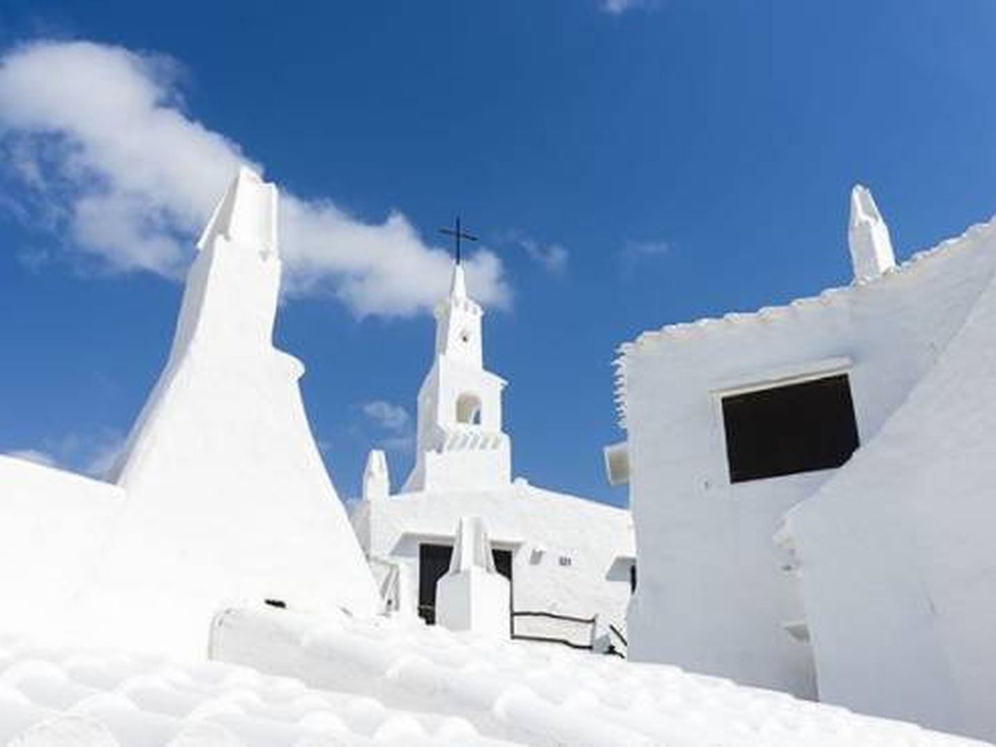 Binibeca Vell es tan blanco (y bello) que no se puede aguantar. (Foto: Turismo Menorca)