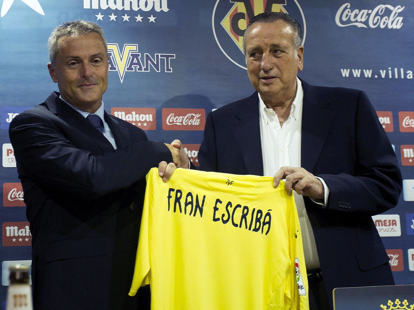 El nuevo técnico del Villareal, Fran Escribá (i), posa junto al presidente del club, Fernando Roig (d). (EFE)