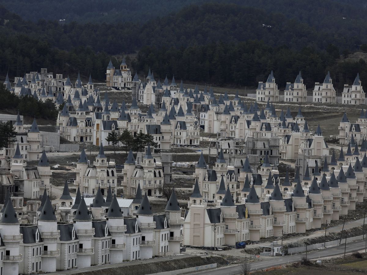 Foto: Descubre el fascinante pueblo fantasma de Turquía que está lleno de castillos Disney (Reuters/Umit Beatas)