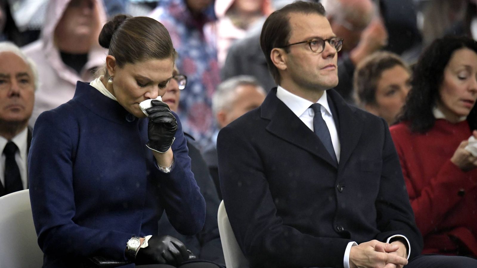 Foto: Victoria de Suecia junto a su marido, el príncipe Daniel, sin poder contener las lágrimas. (Cordon Press)