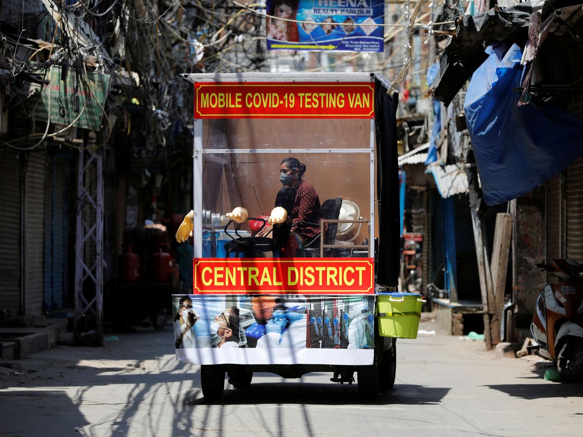 Foto: Una estación de pruebas para el coronavirus en un barrio de Delhi, India. (Reuters)