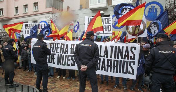 Foto: El colectivo de ultraderecha Hogar Social Madrid en una concentración en Tetuán con el lema 'Fuera bandas latinas de nuestros barrios'. (EFE)
