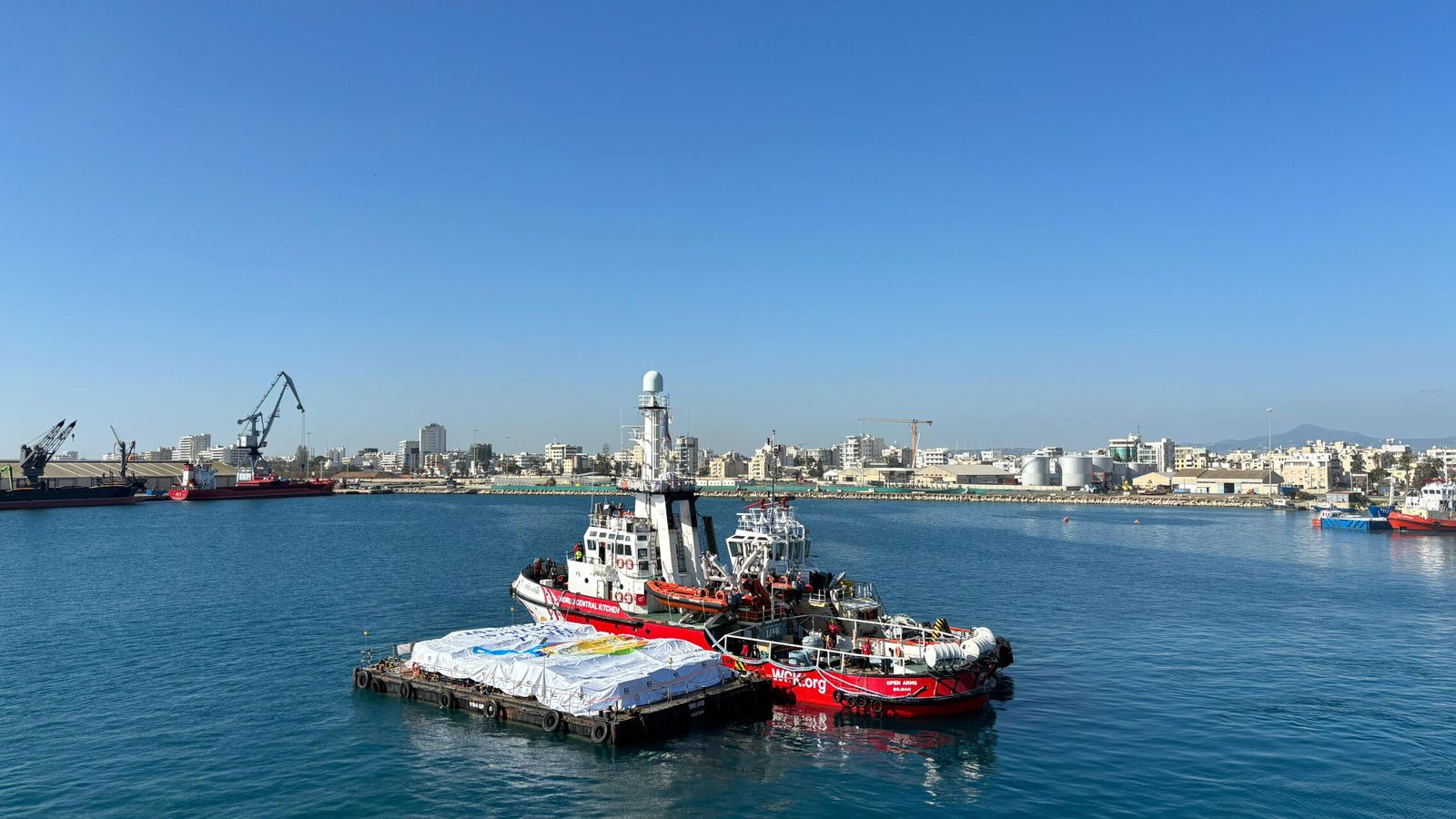 Un ferry con 270 pasajeros naufraga en la costa de Chipre