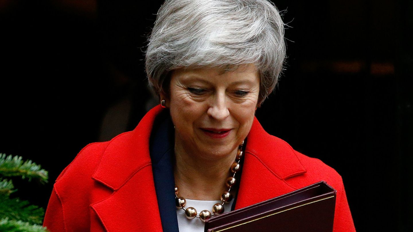 La primera ministra Theresa May saliendo de su residencia en el número 10 de Downing Street con un collar de maxibolas. (Reuters)
