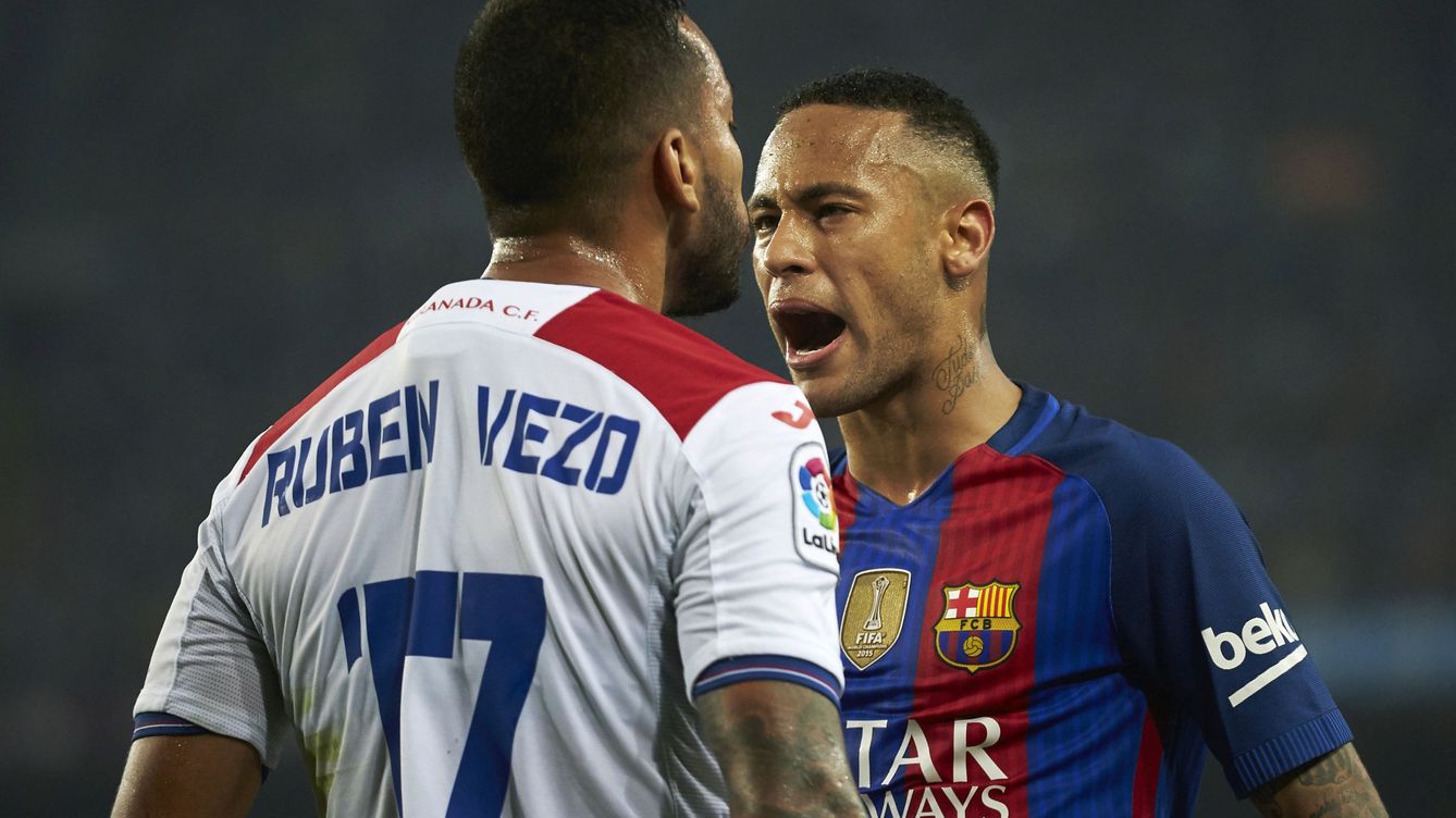 Foto: Neymar y Vezo iniciaron un enfrentamiento sobre el césped que acabó en el túnel de vestuarios (Alejandro García/EFE)
