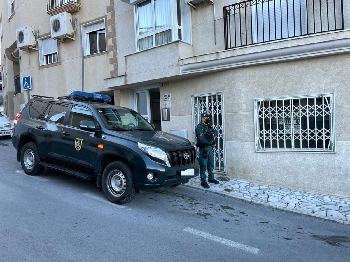 Foto: Un Guardia Civil en Almería en una operación contra el narcotráfico. (EFE/Carlos Barba)