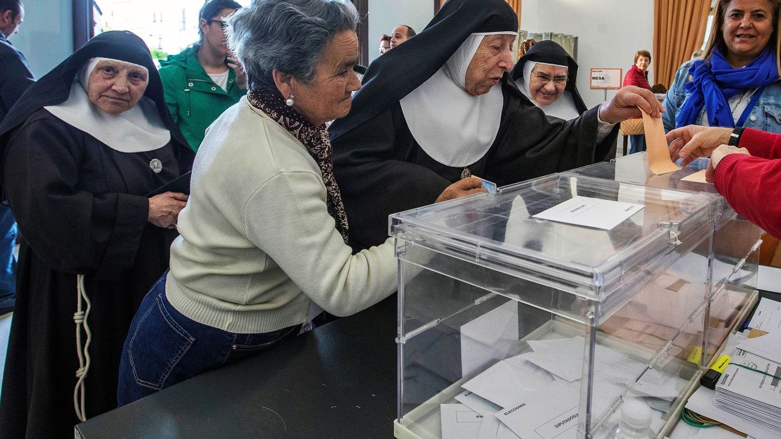 Foto: Un grupo de religiosas vota durante las elecciones generales. (EFE)