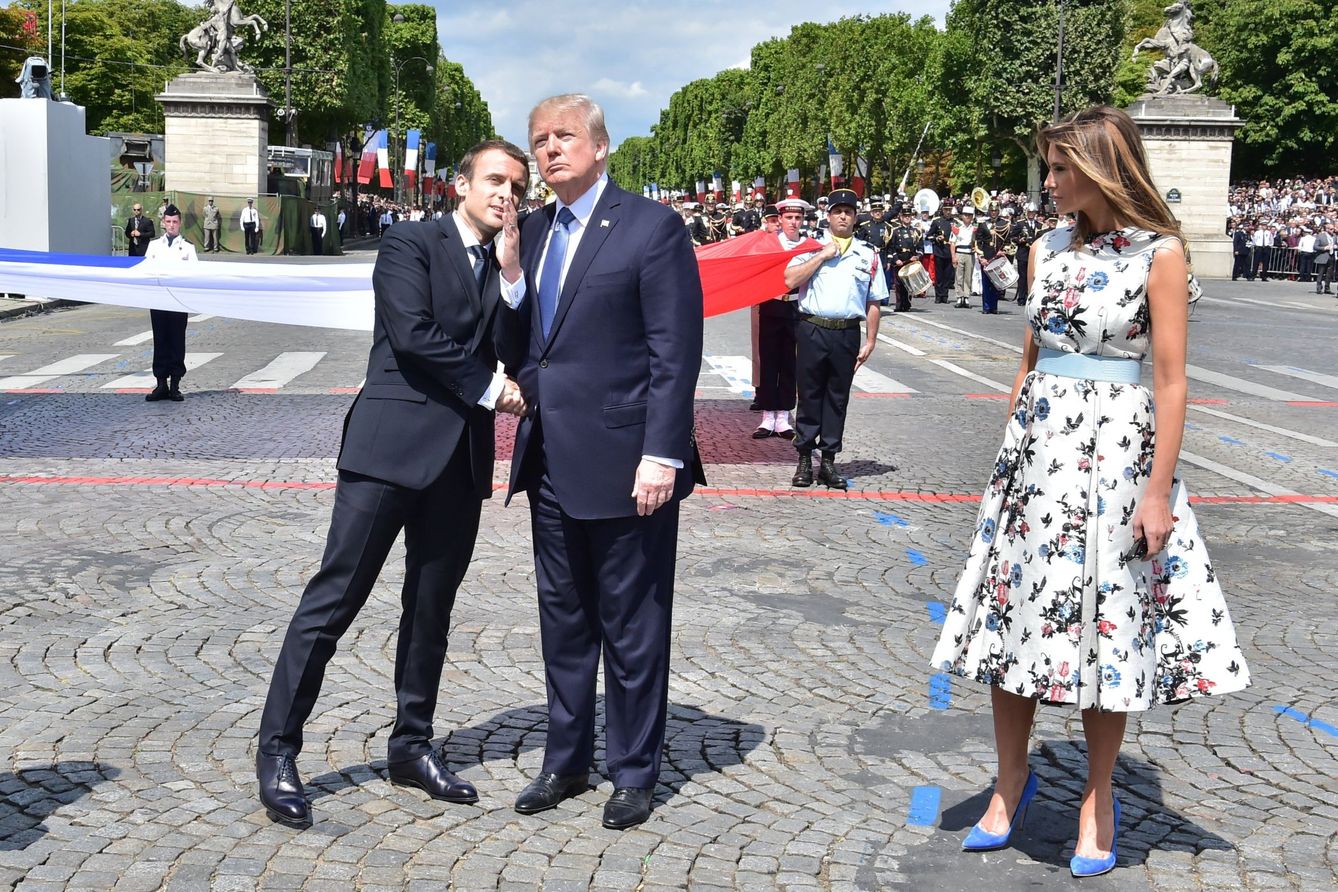 Macron despide al presidente Donald Trump y a su esposa, Melania, tras asistir al desfile militar por el Día de la Bastilla, en París. (EFE)