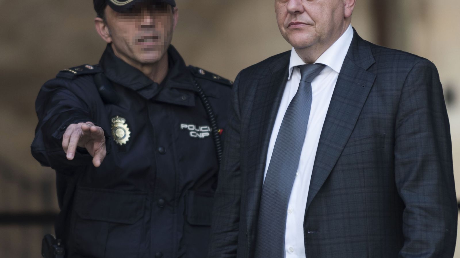Foto: El fiscal Pedro Horrach a su salida de la Audiencia de Palma tras conocerse la condena del caso Nóos. (EFE)