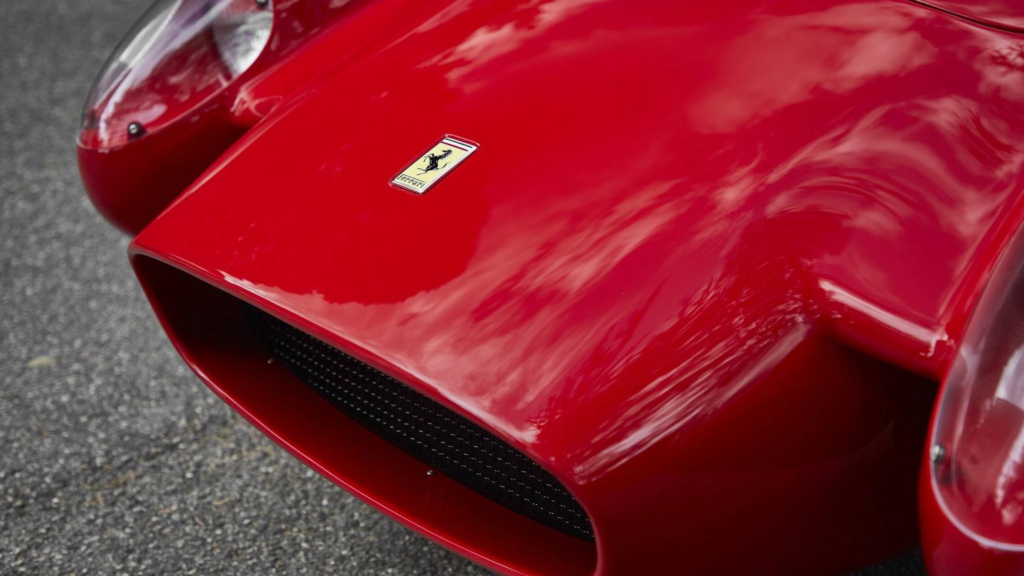 Carrocería de aluminio moldeada a mano, como en los Ferrari antiguos. Pero el proceso de pintado sí es moderno.