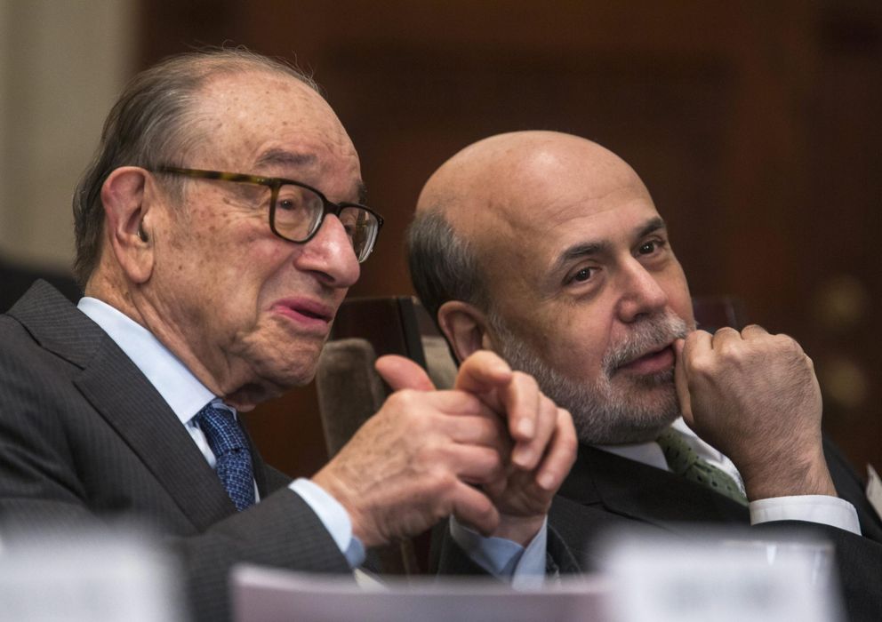 Foto: El presidente de la Fed, Ben Bernanke (dcha.), y su predecesor, Alan Greenspan, en el acto celebrado esta semana para conmemorar el centenario de la entidad