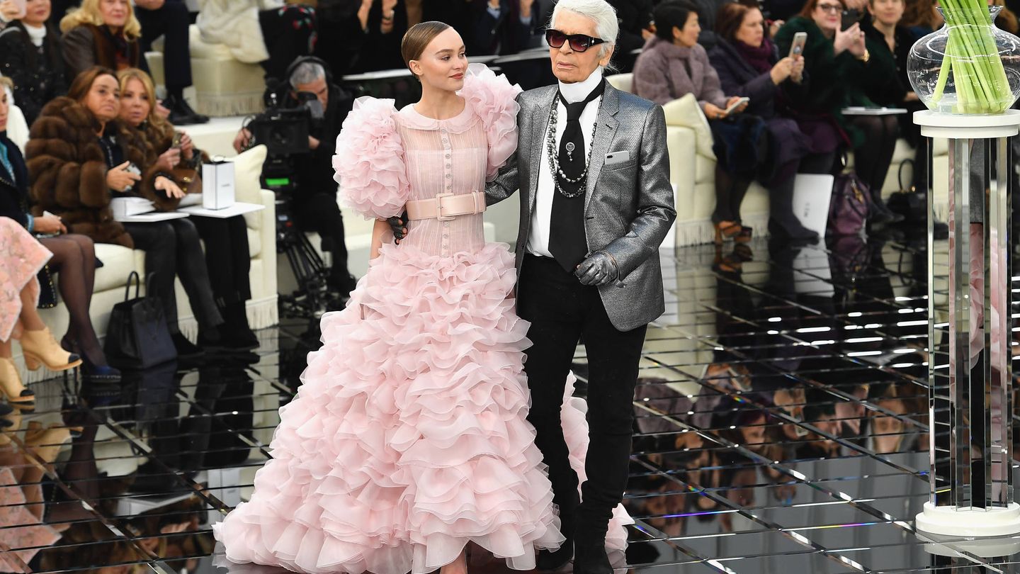 Lily-Rose Depp y Karl Lagerfeld, durante el desfile de alta costura de Chanel en 2017. (Getty)