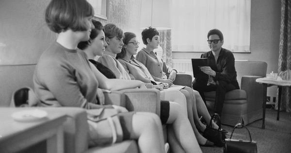 Foto: El cantante americano Roy Orbison (1936-1988) entrevistando a las candidatas para cuidar a su bebé el 7 de marzo de 1967. (Getty Images)