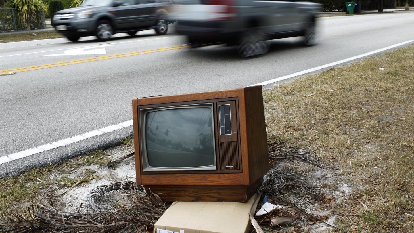 Una televisión tirada en una calle de Miami, en febrero de 2009. (Reuters)