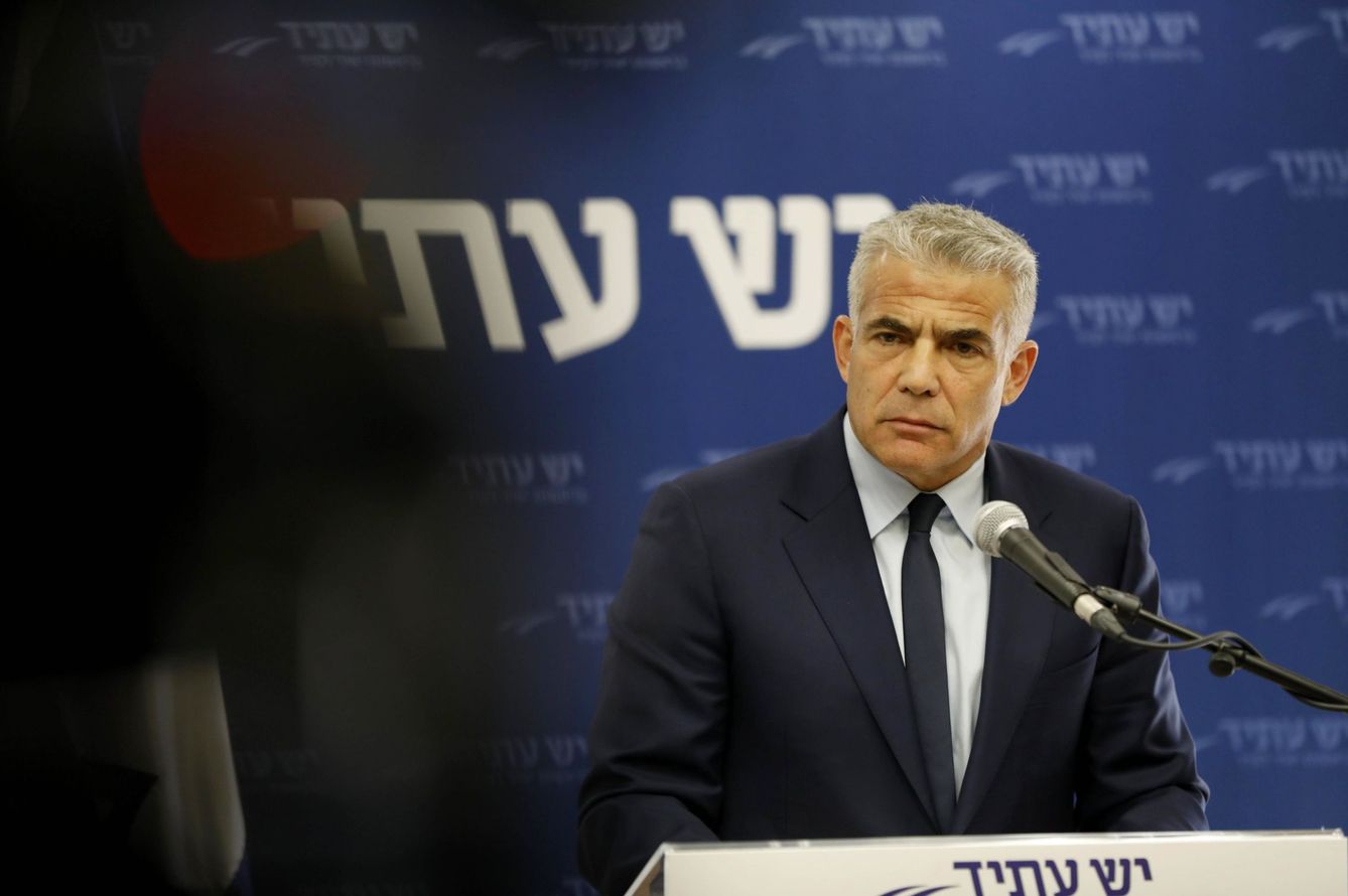 El diputado israelí y dirigente del partido de centro-derecha Yesh Atid, Yair Lapid, ofrece un discurso en la Knesset, el pasado 20 de noviembre. (EFE)