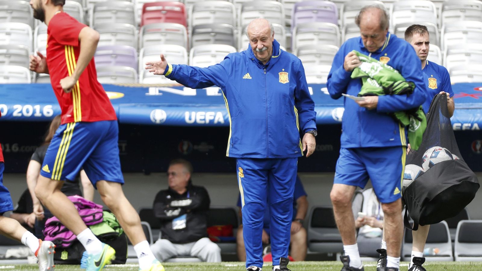 Foto: Del Bosque, durante el entrenamiento en Toulouse. (Reuters)