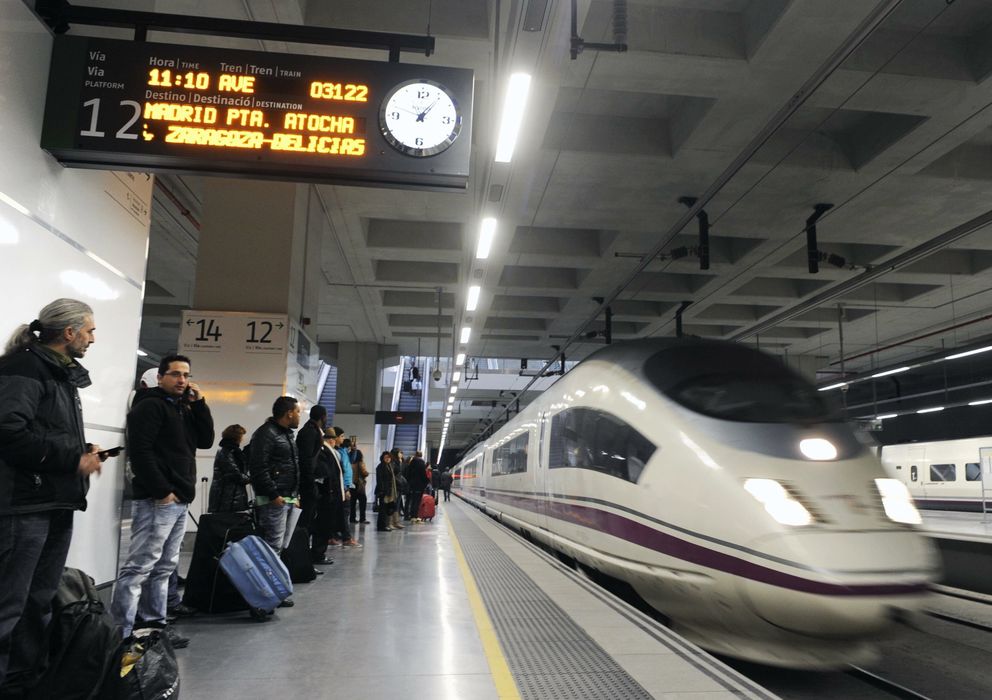 Foto: Vista de un tren AVE en la estación de Girona. (EFE)