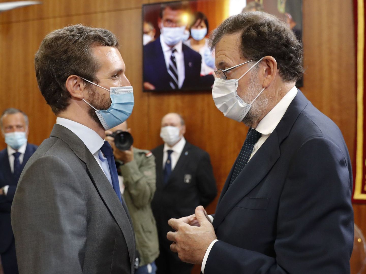 El presidente del PP, Pablo Casado, y el expresidente Mariano Rajoy. (EFE)