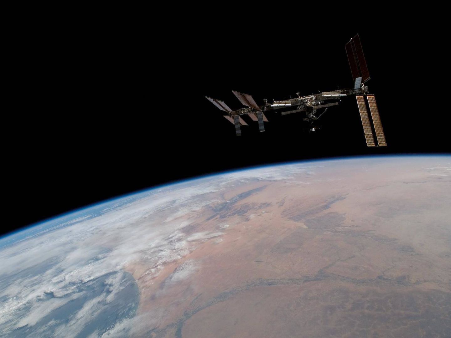 Una foto de la ISS en el espacio tomada desde una nave en aproximación