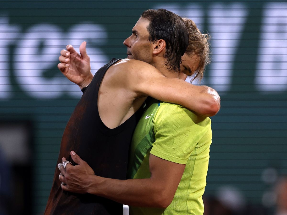 Foto: El abrazo entre Nadal y Zverev tras la lesión del alemán. (EFE/Yoan Valat)