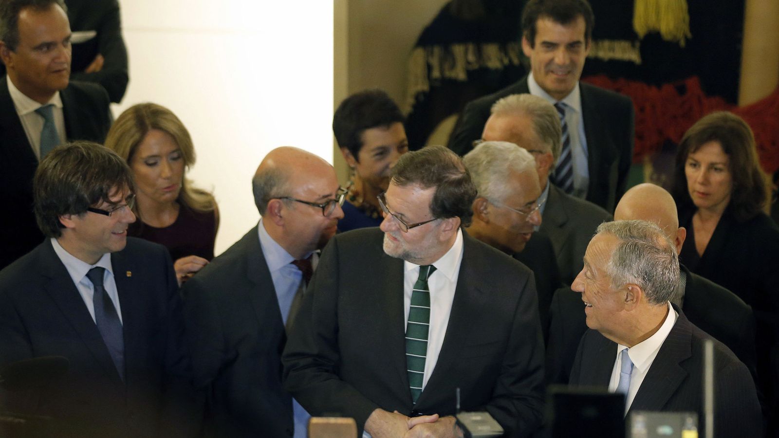 Foto: Rajoy y Puigdemont se saludan durante la visita a una exposición. Foto:EFE