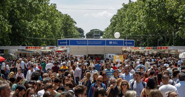 Foto:  Miles de personas visitan en el madrileño Parque del Retiro la Feria del Libro el pasado año. (EFE)