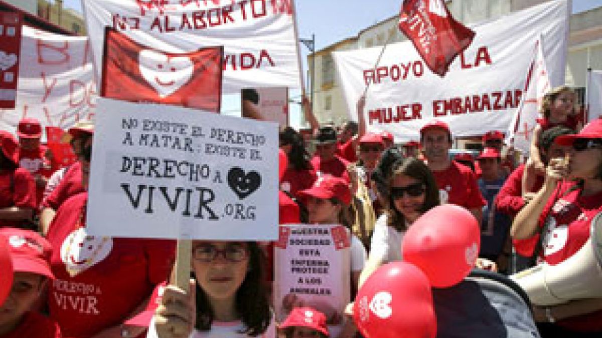 Centenares de personas se concentran en el pueblo natal de Aído contra la ley del aborto