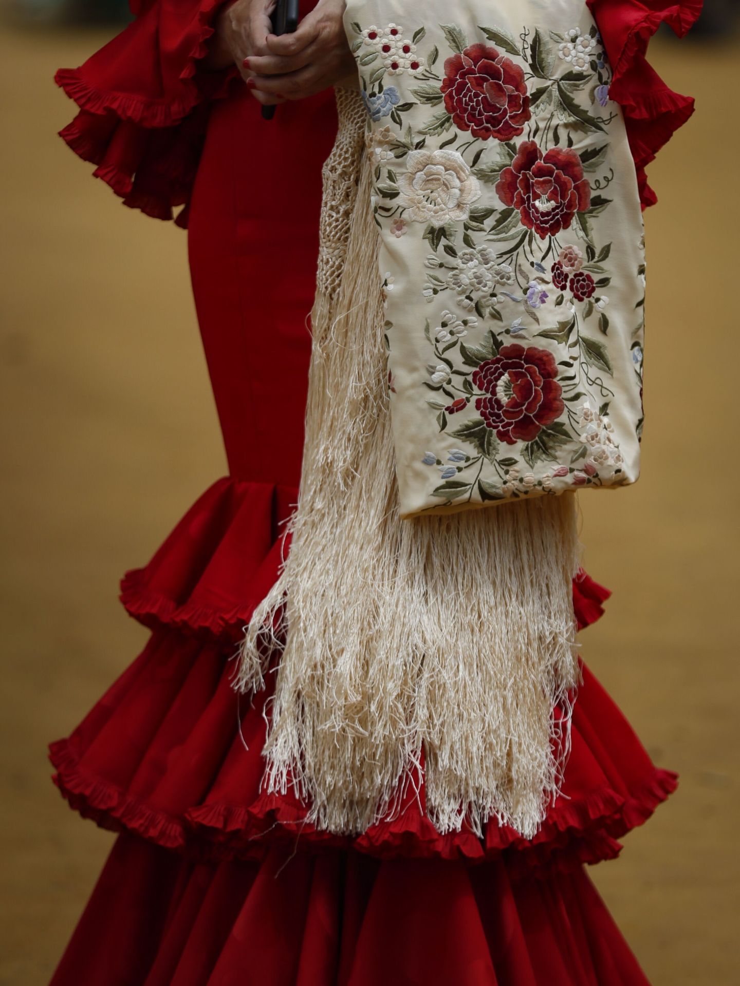 La moda flamenca incluye la elaboración de los trajes y de los complementos, como el mantón de Manila. (EFE/José Manuel Vidal)