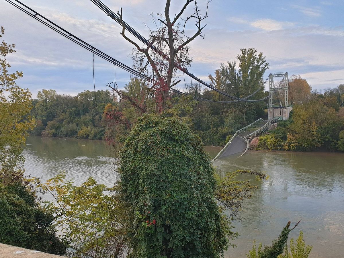 Foto: Puente derrumbado cerca de Toulouse, sobre el río Tarn. (Twitter)