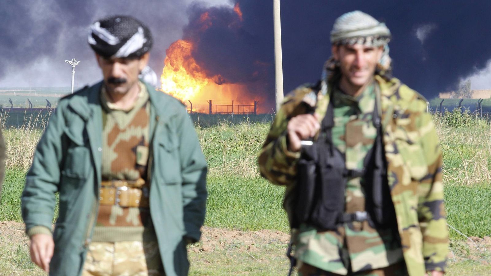 Foto: Dos peshmergas, ante un campo de petróleo en Kirkuk (Irak), cuya producción tuvo que suspenderse por los ataques del Estado Islámico. (Reuters)